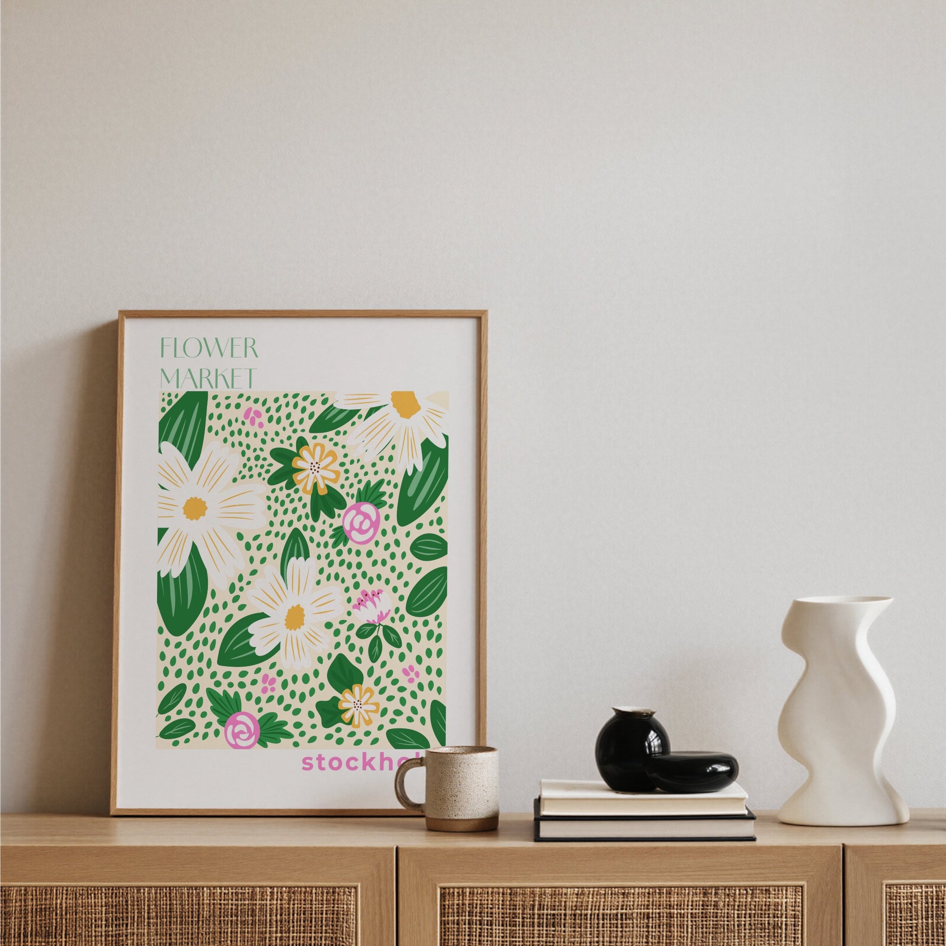 Flowermarket-poster Stockholm på konsolbord med böcker