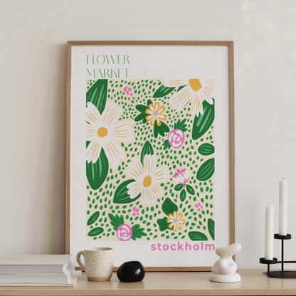 Flowermarket-poster Stockholm på konsolbord med ljusstakar