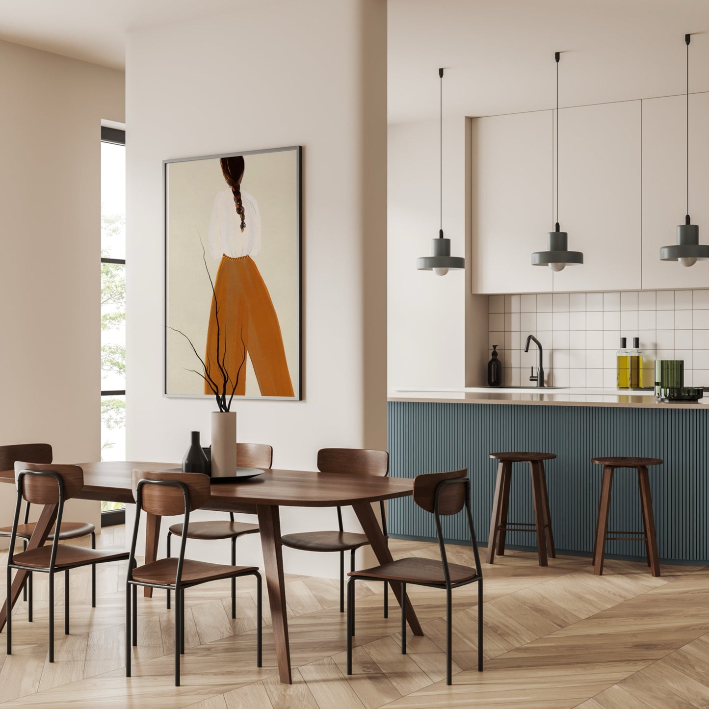 En inspirerande miljöbild där illustrationen hänger inramad i ett ljust, modernt hem med fokus på kombinationen mellan konstverket och en stilren skandinavisk inredning i kök och matsal.
