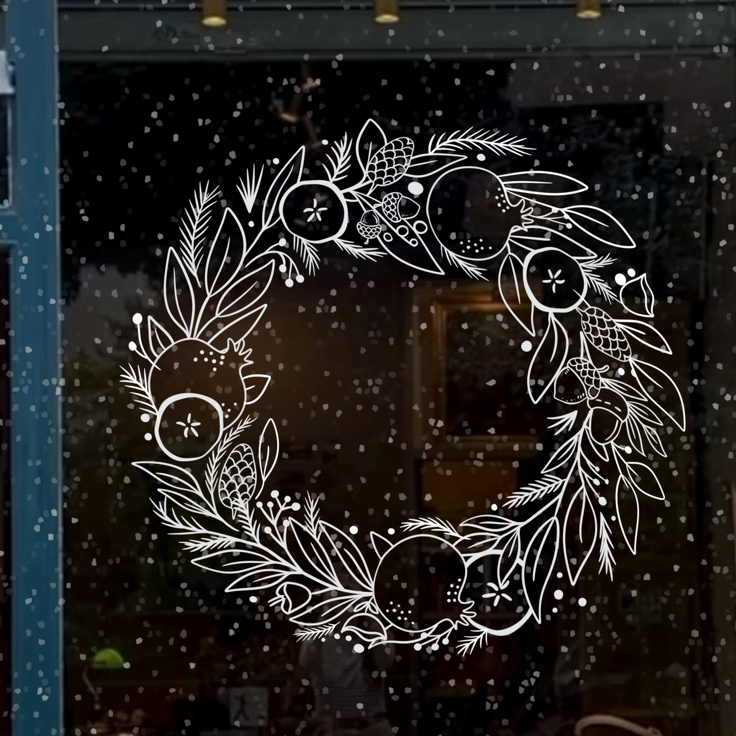 Vit julkrans med olika ornament till fönster