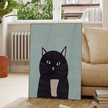 Kattposter i ljus träram uppsatt på vägg vid ett fönster, med en grön växt och ett element i rummet