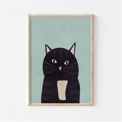 Kattposter i ljus träram uppsatt på en ljus vägg