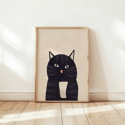 Kattposter i ljus träram lutad mot en vägg i ett solbelyst rum, med mjukt skuggspel på trägolvet