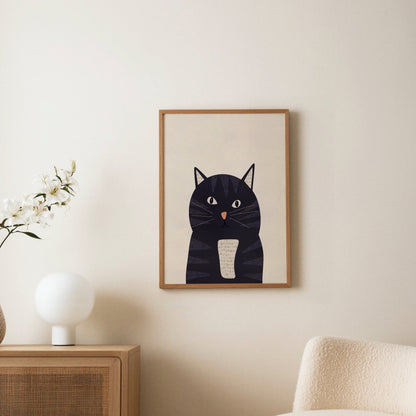 Kattposter i ljus träram uppsatt på vägg ovanför en byrå, med en vas och blomma i rummet