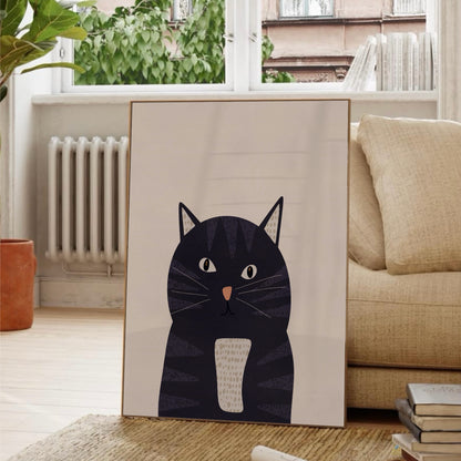 Kattposter i ljus träram placerad på en rottingstol, med en grön växt i bakgrunden