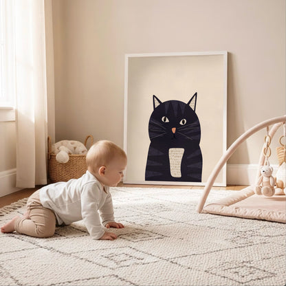 Kattposter på golvet i ett barnrum, med en bebis som leker på mattan i förgrunden