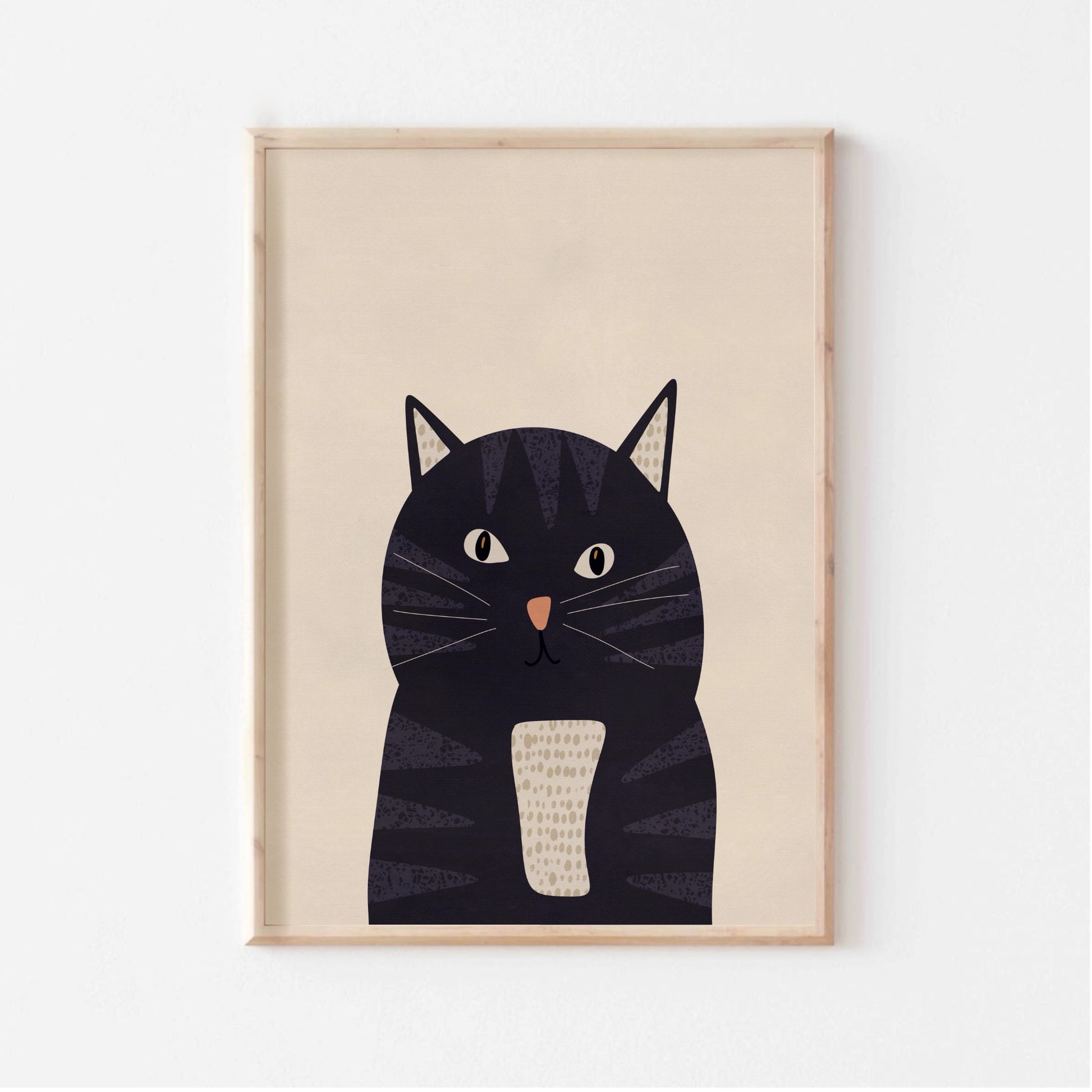 Kattposter i ljus träram, stående mot en ljus bakgrund