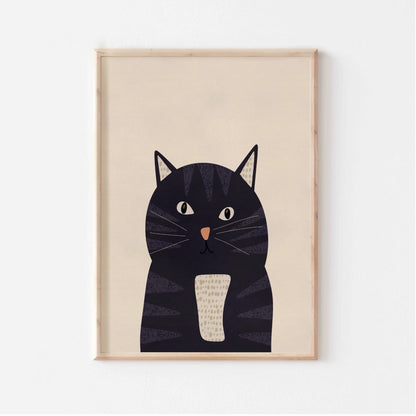 Kattposter i ljus träram, stående mot en ljus bakgrund