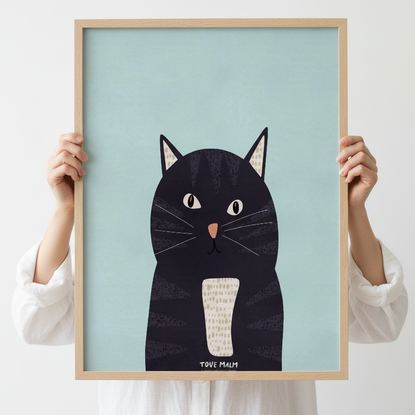 Person håller upp poster med katten Fräsig