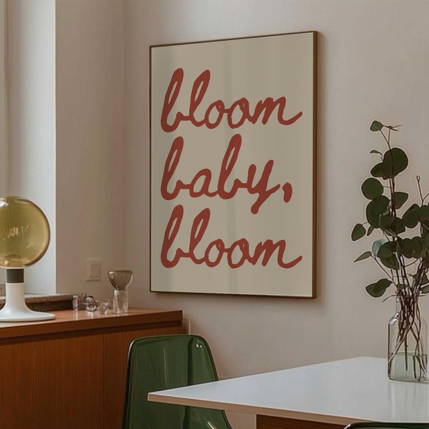 Bloom Baby Bloom poster i köket som väggdekoration ovanför bänkskiva