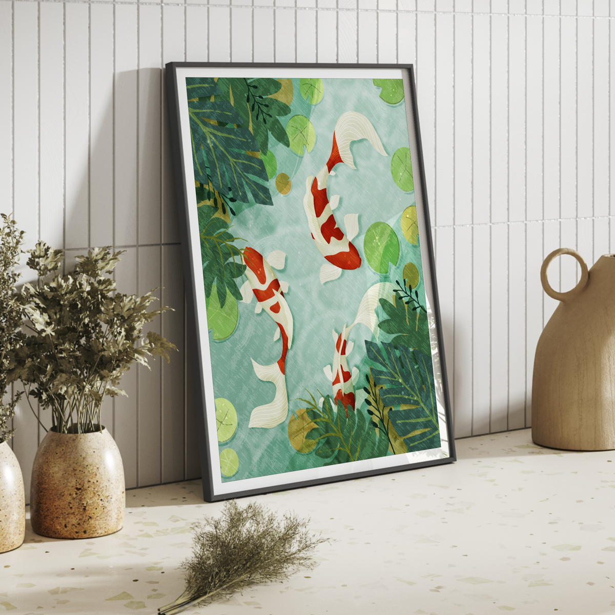 Botanisk Koi Karp-poster lutad mot vägg i ljust rum