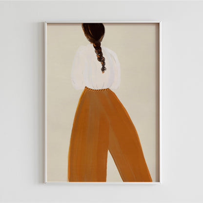 Detaljerad produktbild som visar motivet av en kvinna med fläta och bruna vida byxor, framhäver den handmålade känslan i gouache-tekniken och den mjuka, beige bakgrunden.
