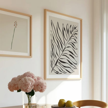 Grafisk palmbladsposter på konsolbord med rosa blommor och frukt