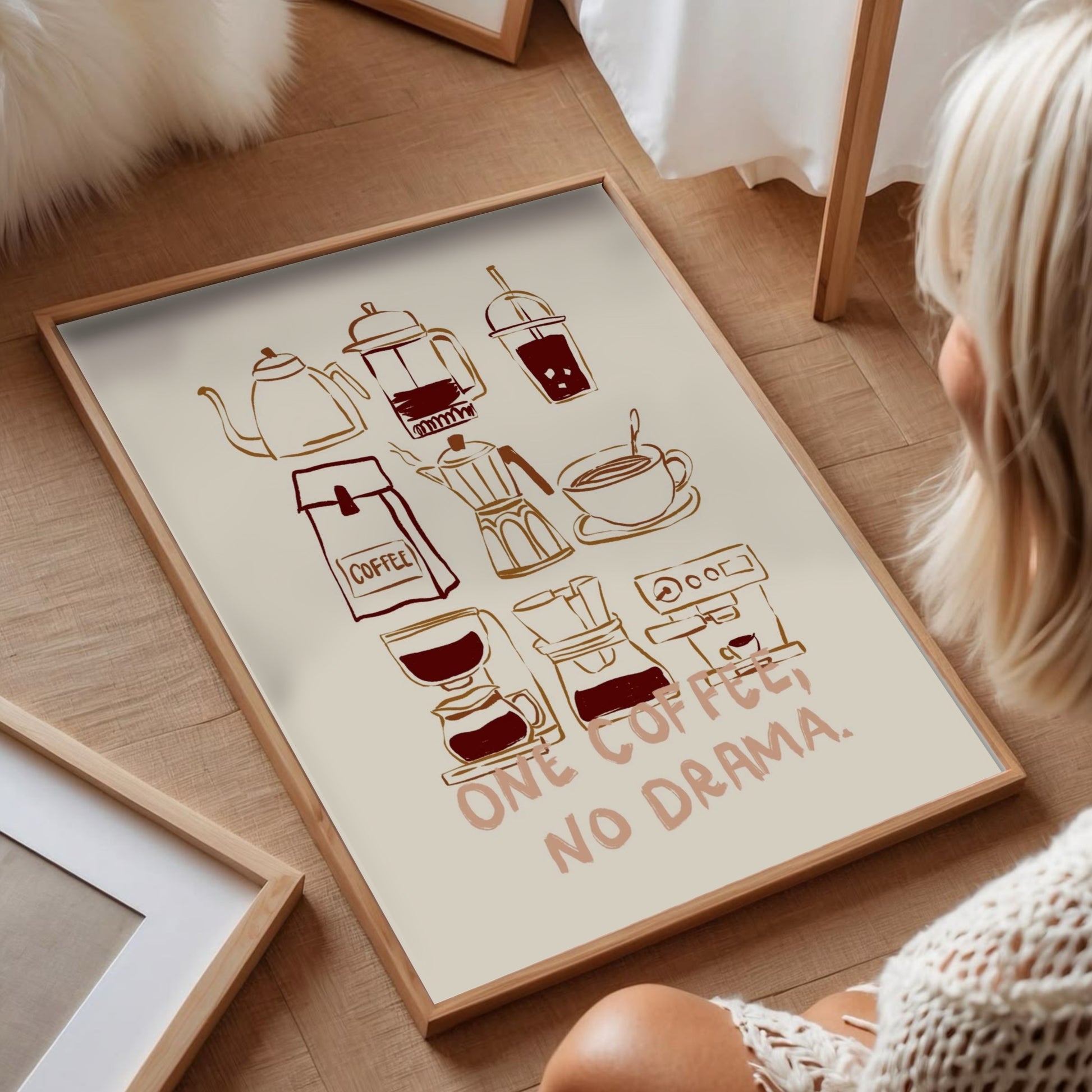En tacka på golvet i en träram med motiv av kaffe bryggare och texten one coffee no drama. Perfekt present till kaffeälskare 