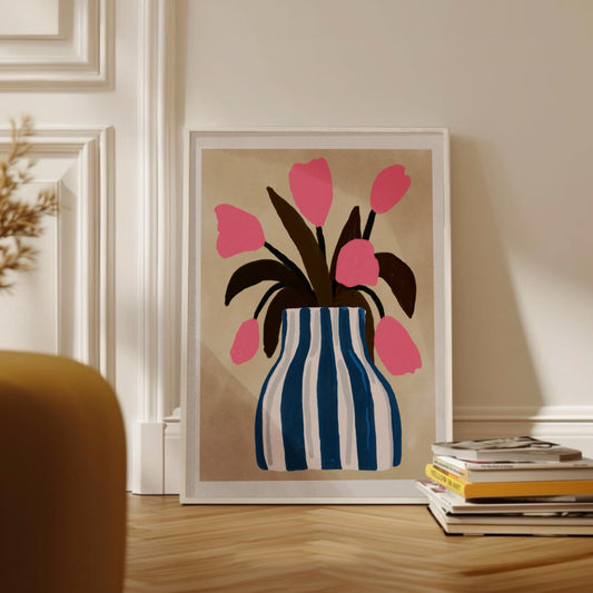 Poster Rosa Tulpaner i Blårandig Vas – Botanisk Väggkonst