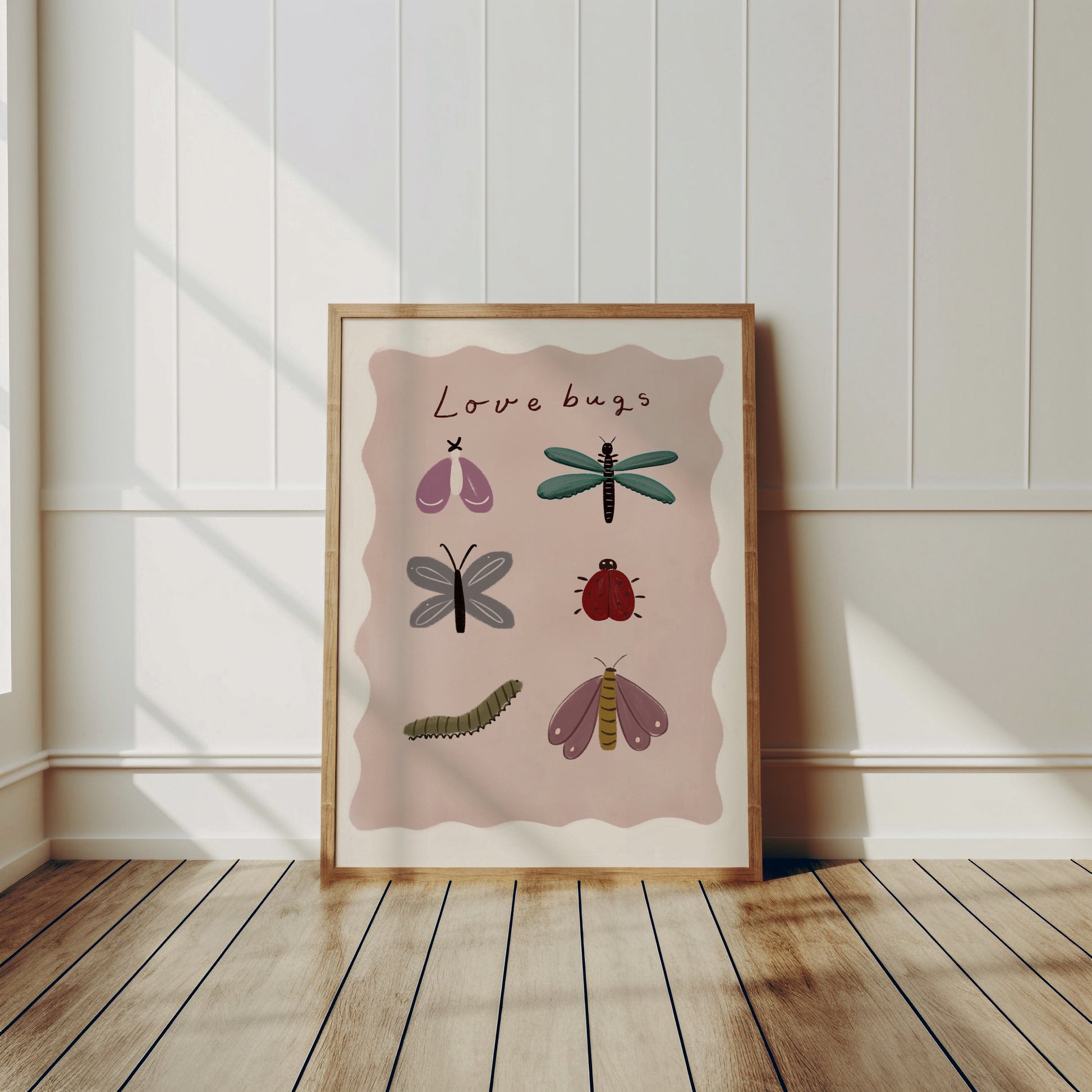Love Bugs-poster i vardagsrum med soffa, kuddar och böcker