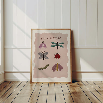 Love Bugs-poster i vardagsrum med soffa, kuddar och böcker
