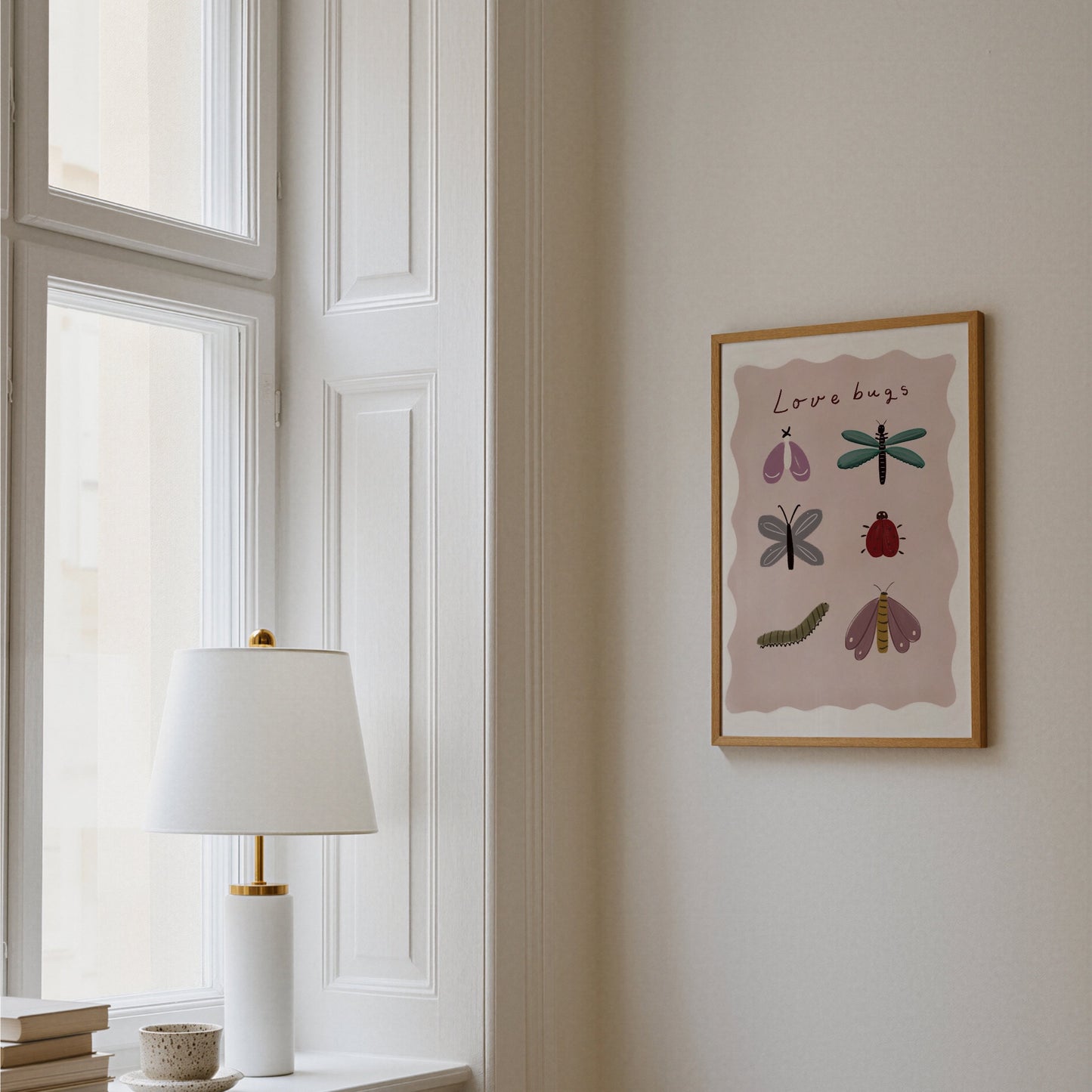 Love Bugs-poster upphängd i hall vid fönster med lampa
