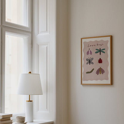 Love Bugs-poster upphängd i hall vid fönster med lampa