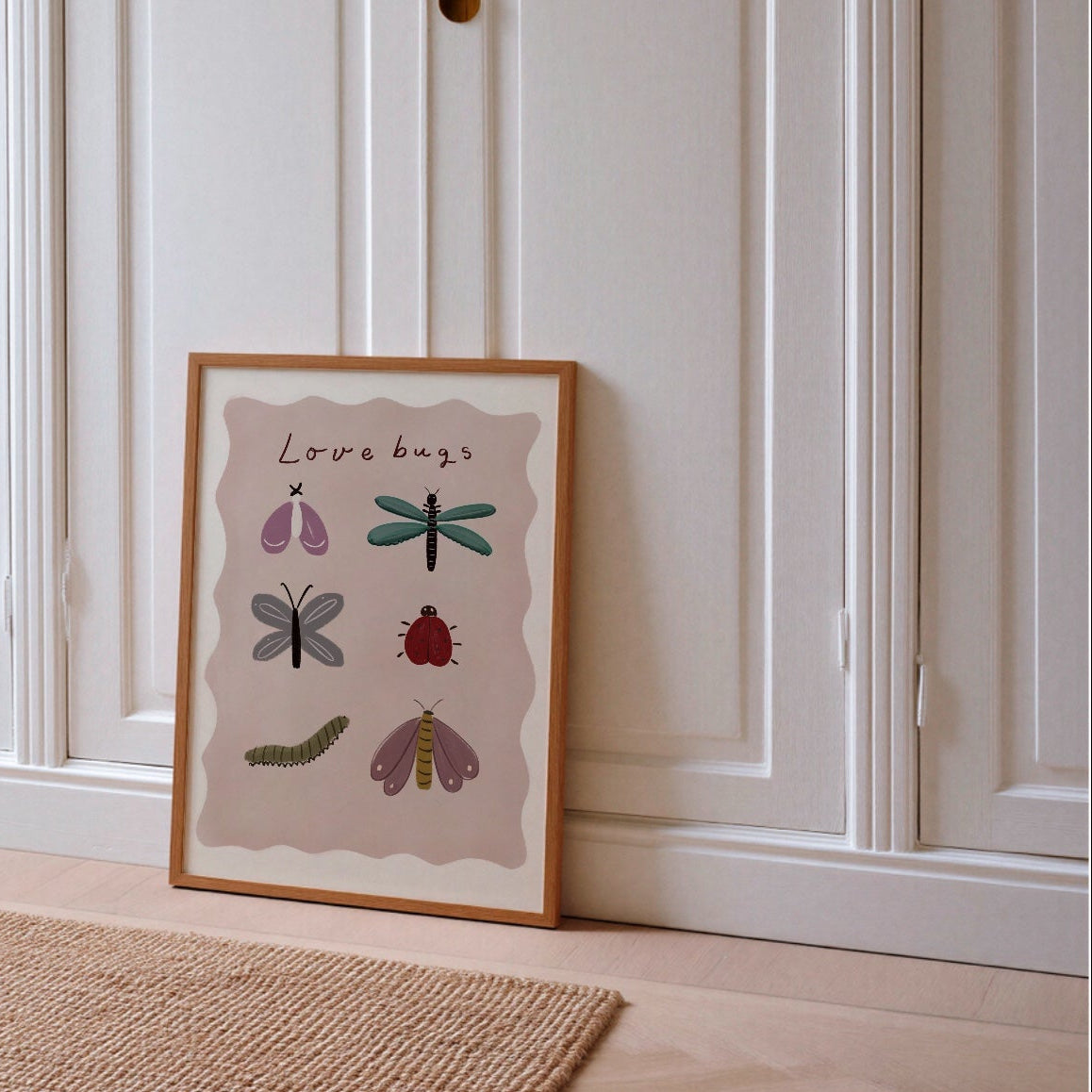 Love Bugs-poster i sovrum vid garderob