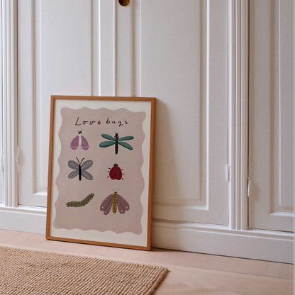Love Bugs-poster i sovrum vid garderob