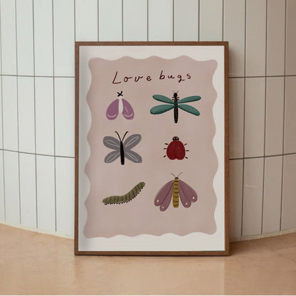 Love Bugs-poster i sovrum med kaklad vägg