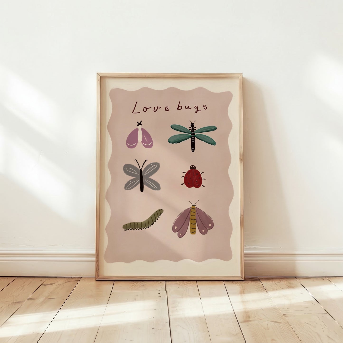 Love Bugs-poster på trägolv, alternativ vinkel i solljus