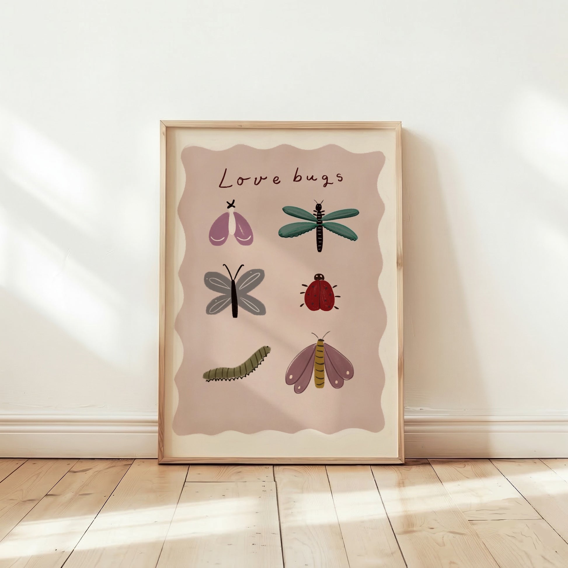 Love Bugs-poster på trägolv, alternativ vinkel i solljus