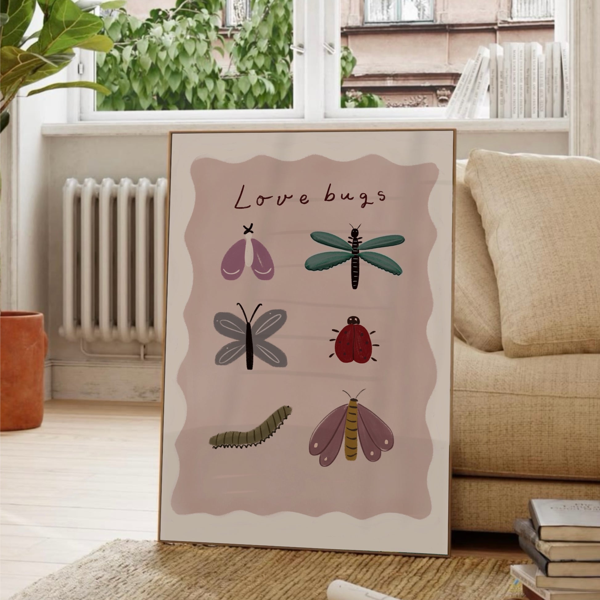 Love Bugs-poster i vardagsrum vid fönster med växt