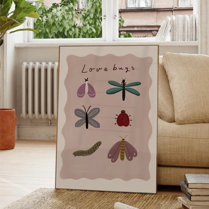 Love Bugs-poster i vardagsrum vid fönster med växt