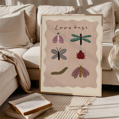 Love Bugs-poster lutad mot vägg på trägolv i solljus