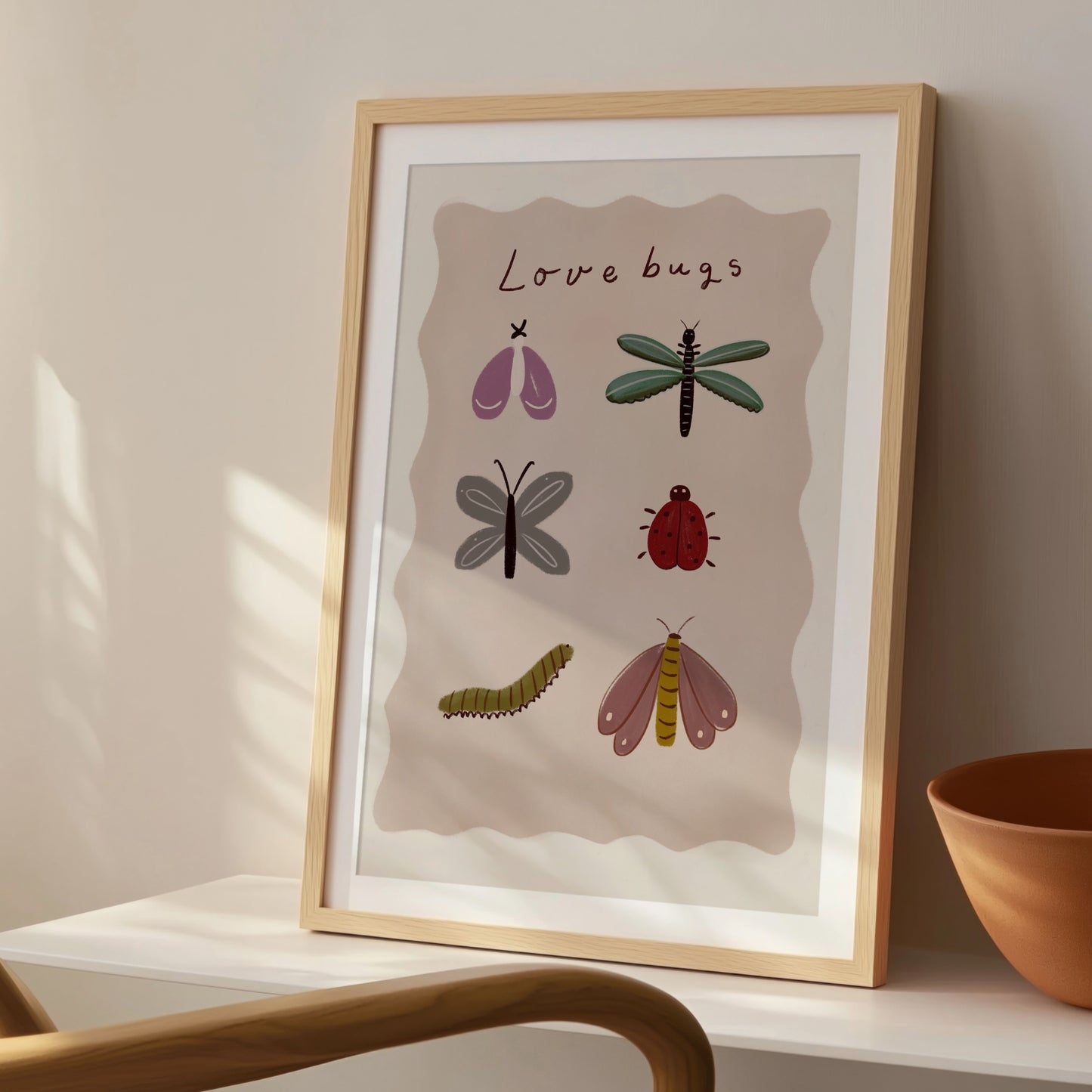 Love Bugs-poster med insekter på konsolbord i solljus