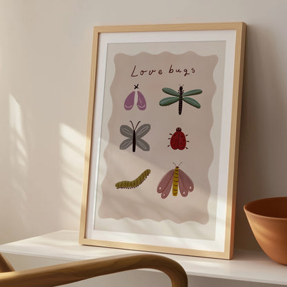 Love Bugs-poster med insekter på konsolbord i solljus