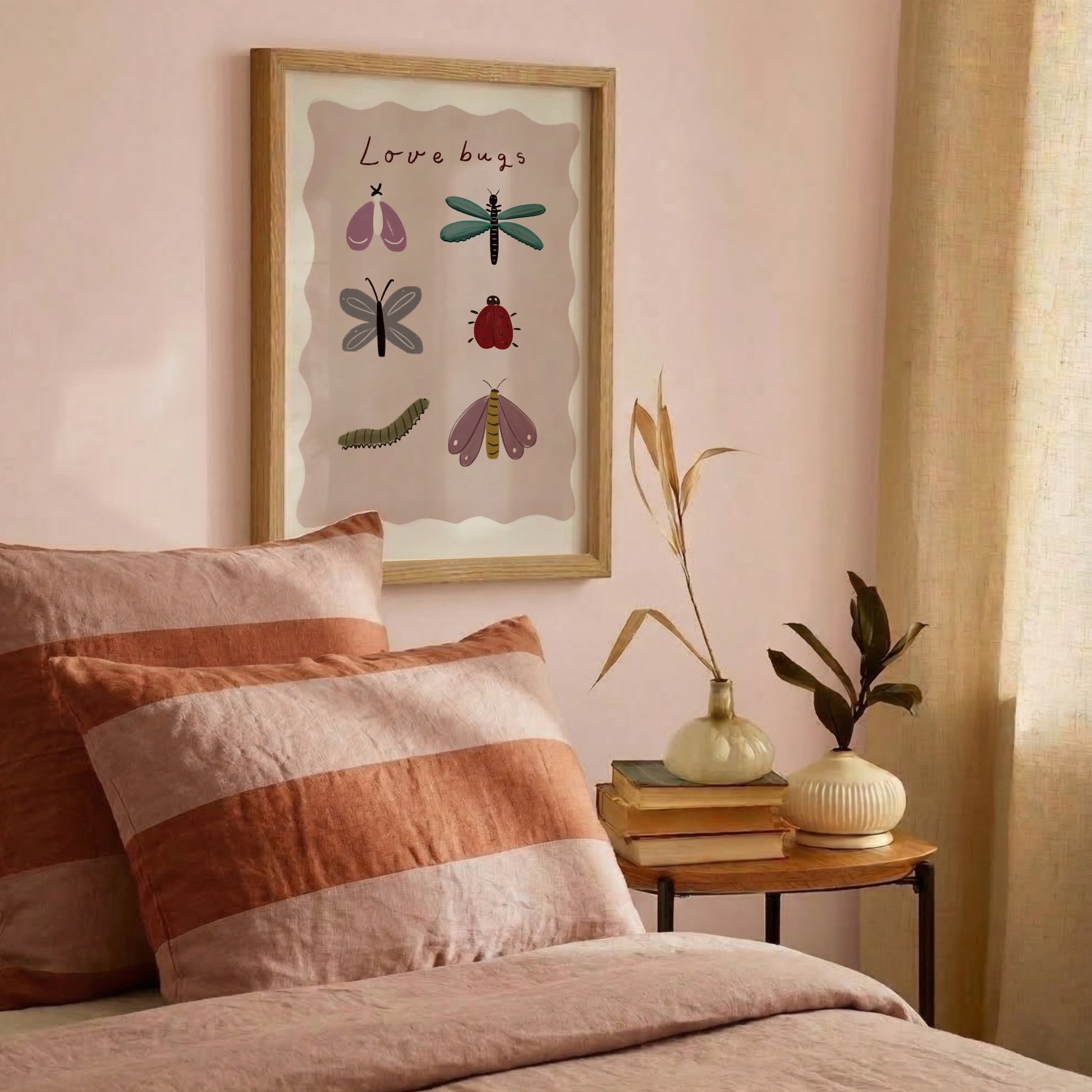 Love Bugs-poster vid sängen med kuddar i varma toner