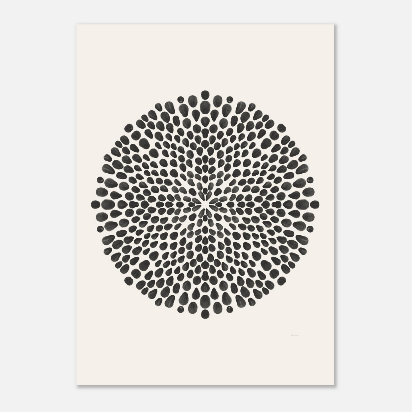 Mandala-illustration med svarta prickar, närbild på krämvit botten