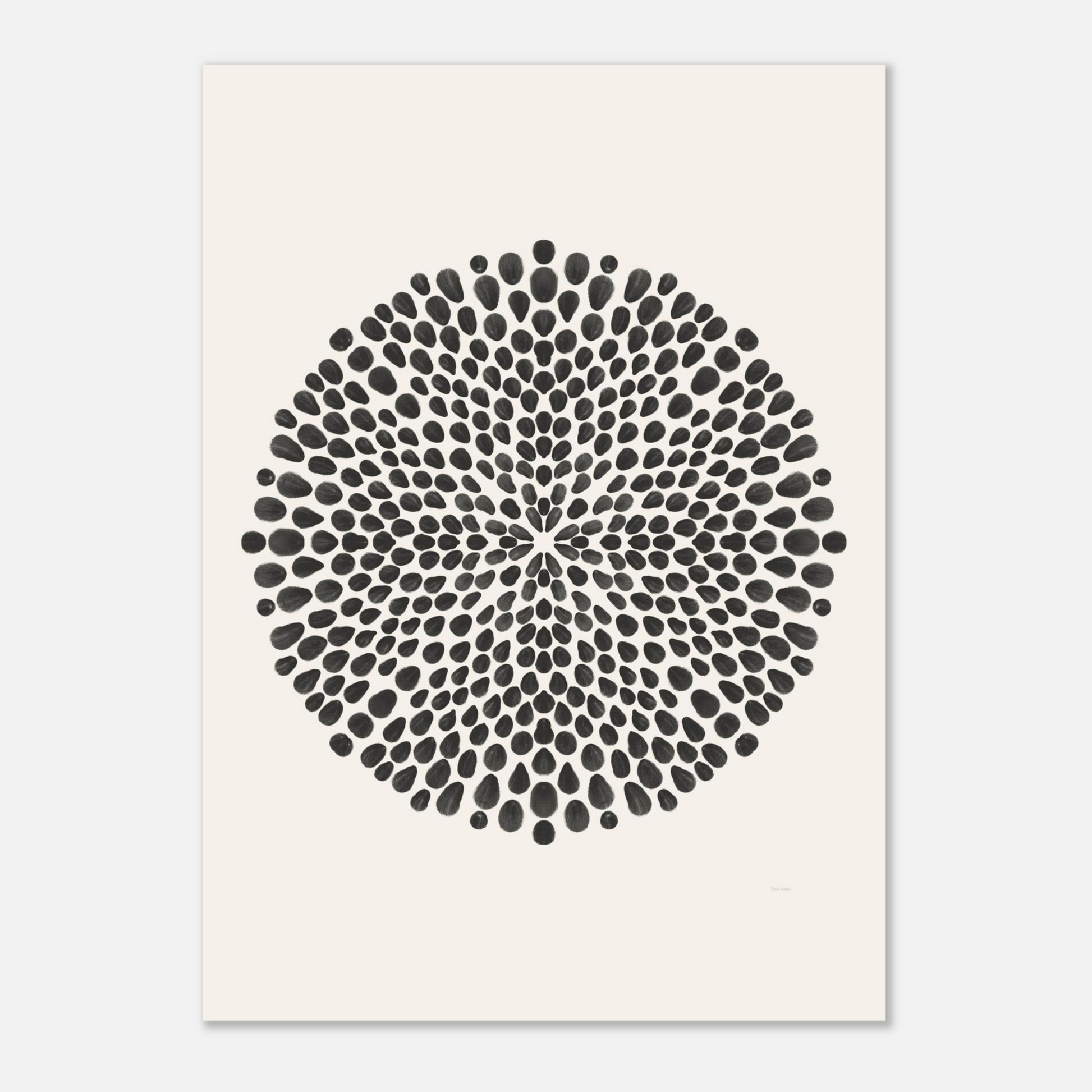 Mandala-illustration med svarta prickar, närbild på krämvit botten
