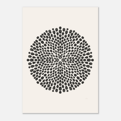Mandala-illustration med svarta prickar, närbild på krämvit botten
