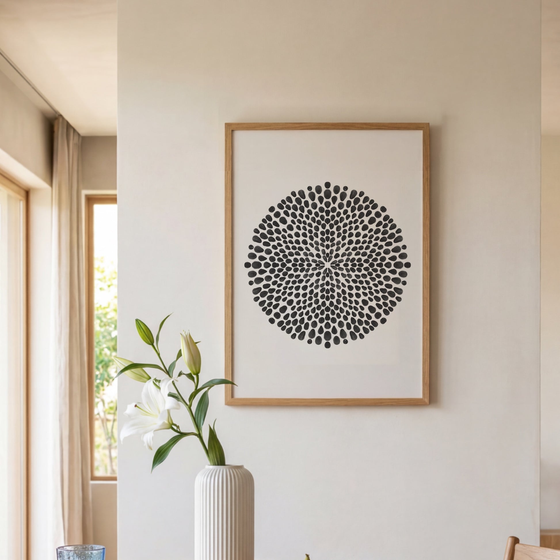 Mandala Dots-poster vid fönster med växt i hallen