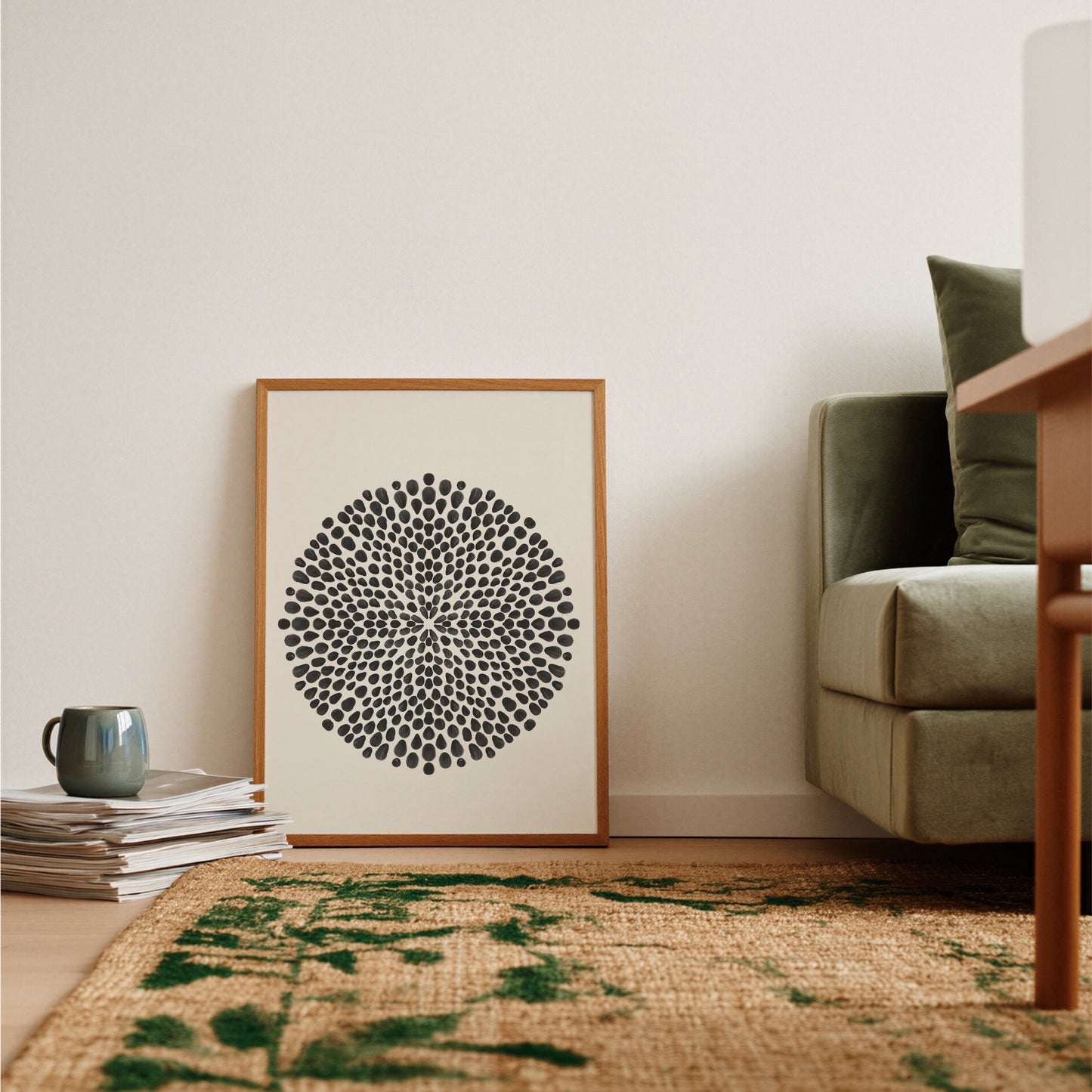 Mandala Dots-poster i vardagsrum med soffa och matta