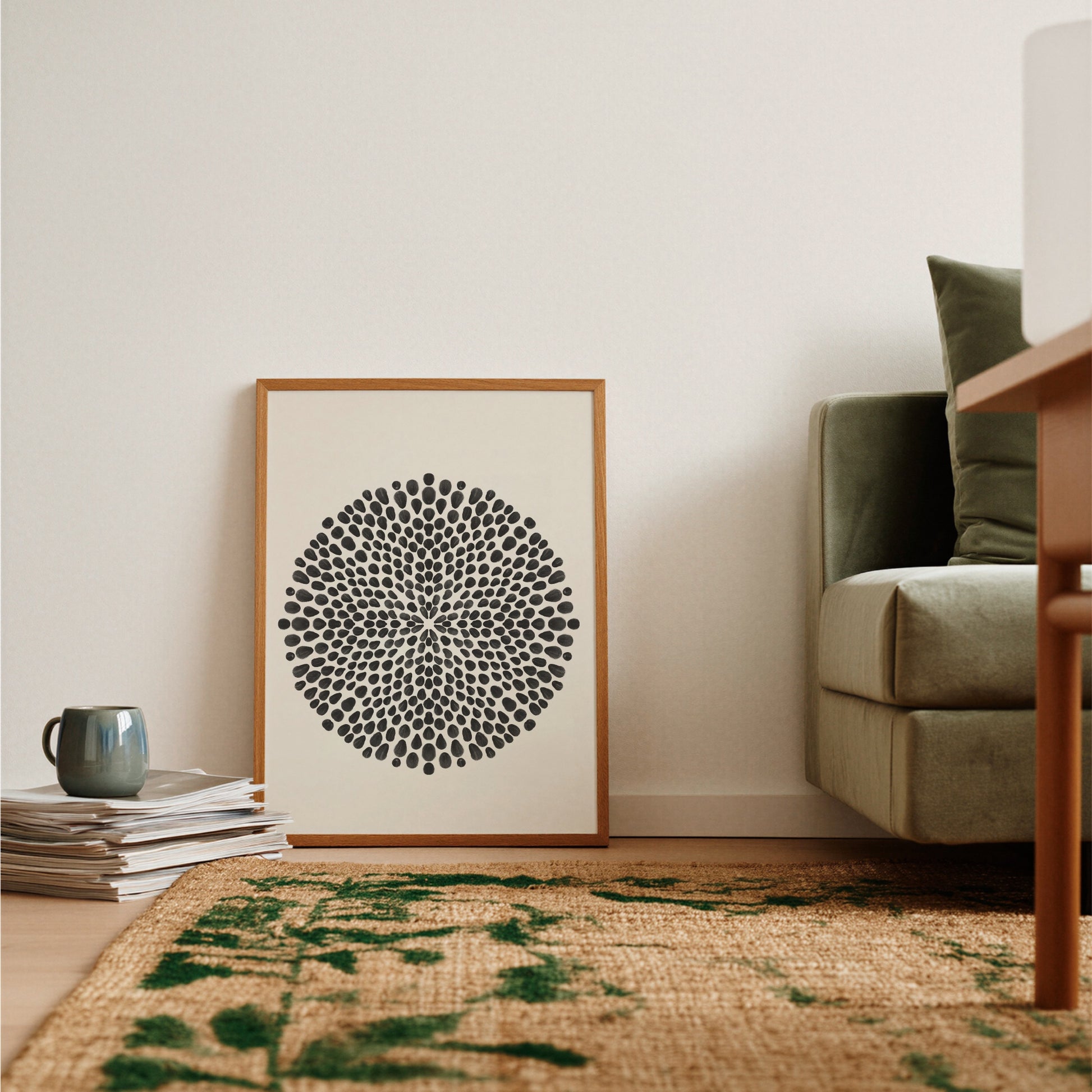 Mandala Dots-poster i vardagsrum med soffa och matta