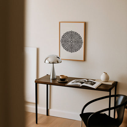Mandala Dots-poster på skrivbord i hallen
