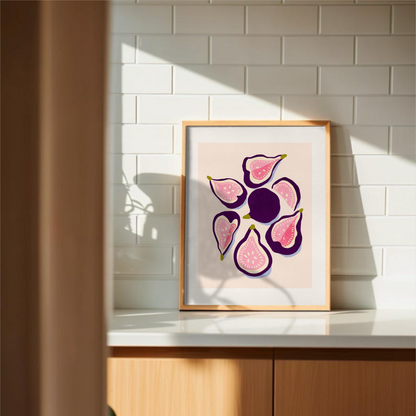 Handmålad gouacheillustration av fikon i mörklila Midninght Plum coh rosa Soft Sage Rose, arrangerade i en cirkel. Motivet har en vit naturlig passepartout och visas i en träram i en ljust kök. 