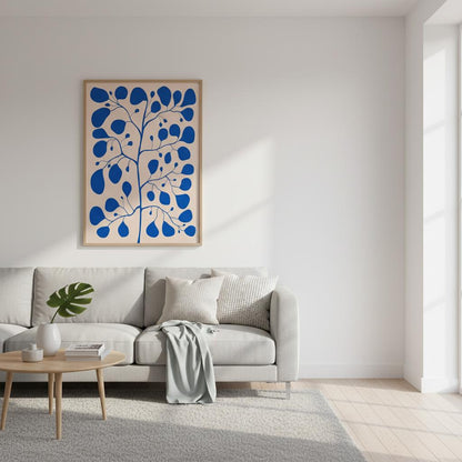 Modern skandinavisk interiör med Pilea Ficus tavla i blå och rosa toner – botanisk illustration av Tove Malm.