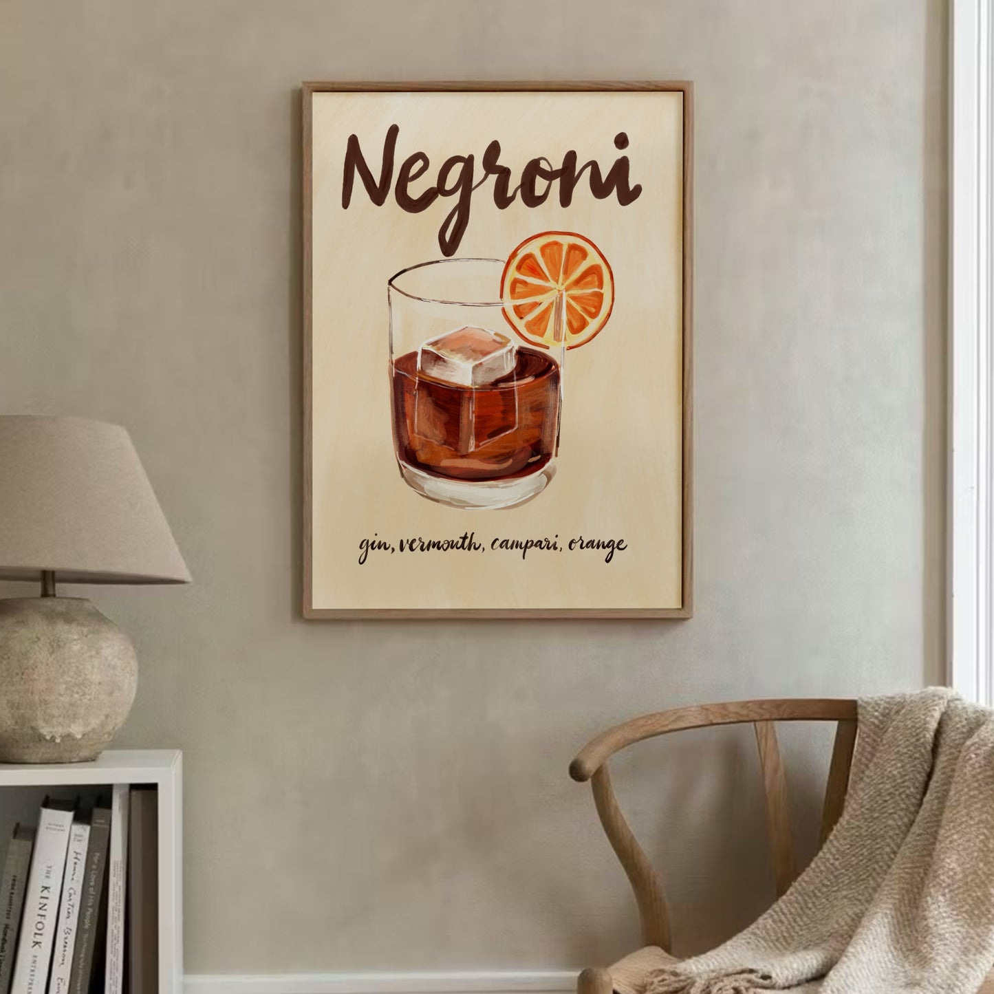 Negroni-poster på vägg i läsvrå med fåtölj och mjukt naturligt ljus