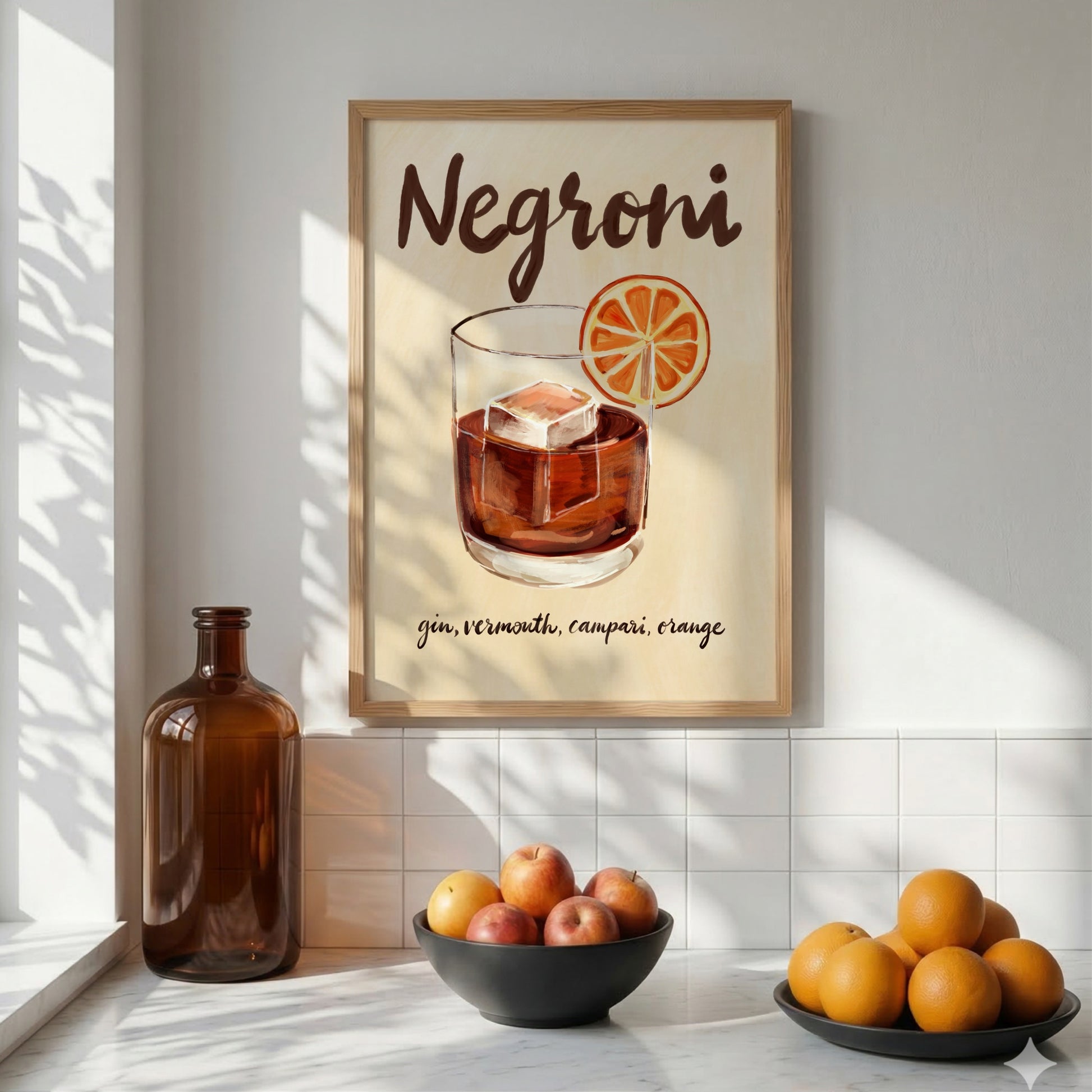 Negroni-poster i träram på ljus vägg med skuggor och en skål med apelsiner på bordet