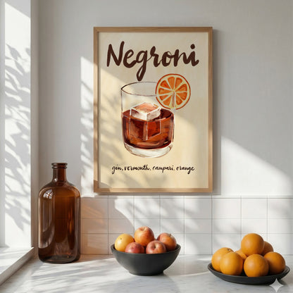 Negroni-poster i träram på ljus vägg med skuggor och en skål med apelsiner på bordet