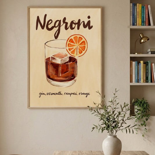 Negroni-poster inramad på hylla med böcker och torkade växter i beige inredning