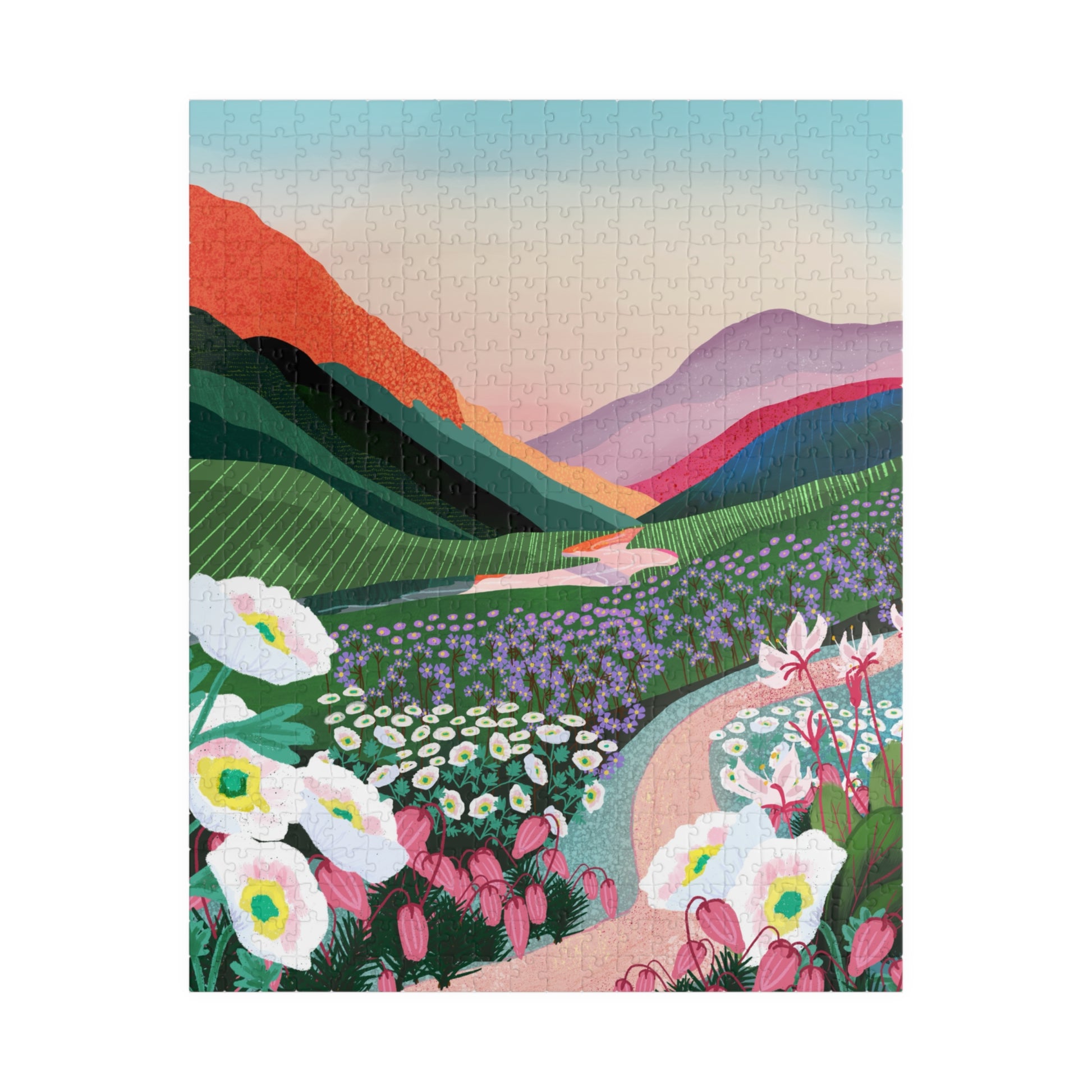 Detaljerad illustration av ett böljande nordiskt landskap med lavendelängar, vilda blommor i vitt och rosa samt gröna kullar mot en varm solnedgångshimmel