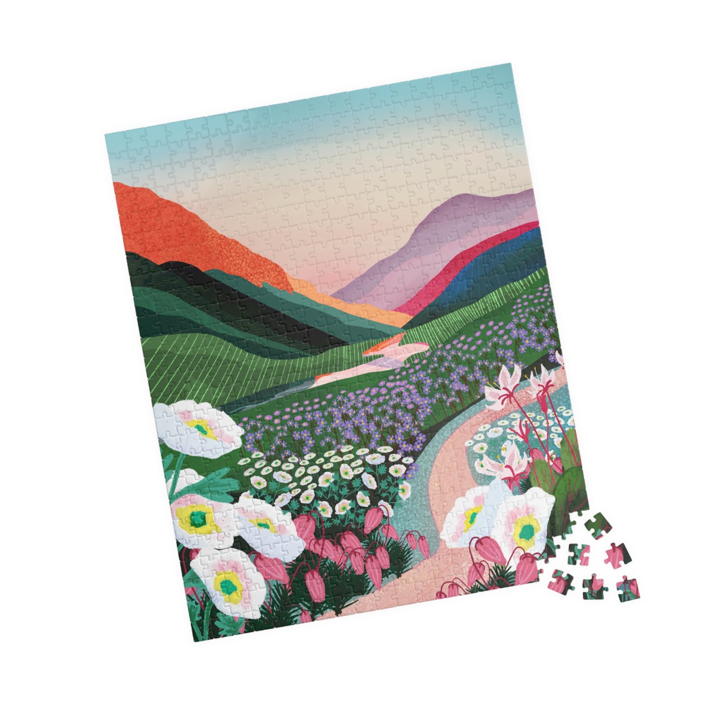 Detaljerad illustration av ett böljande nordiskt landskap med lavendelängar, vilda blommor i vitt och rosa samt gröna kullar mot en varm solnedgångshimmel