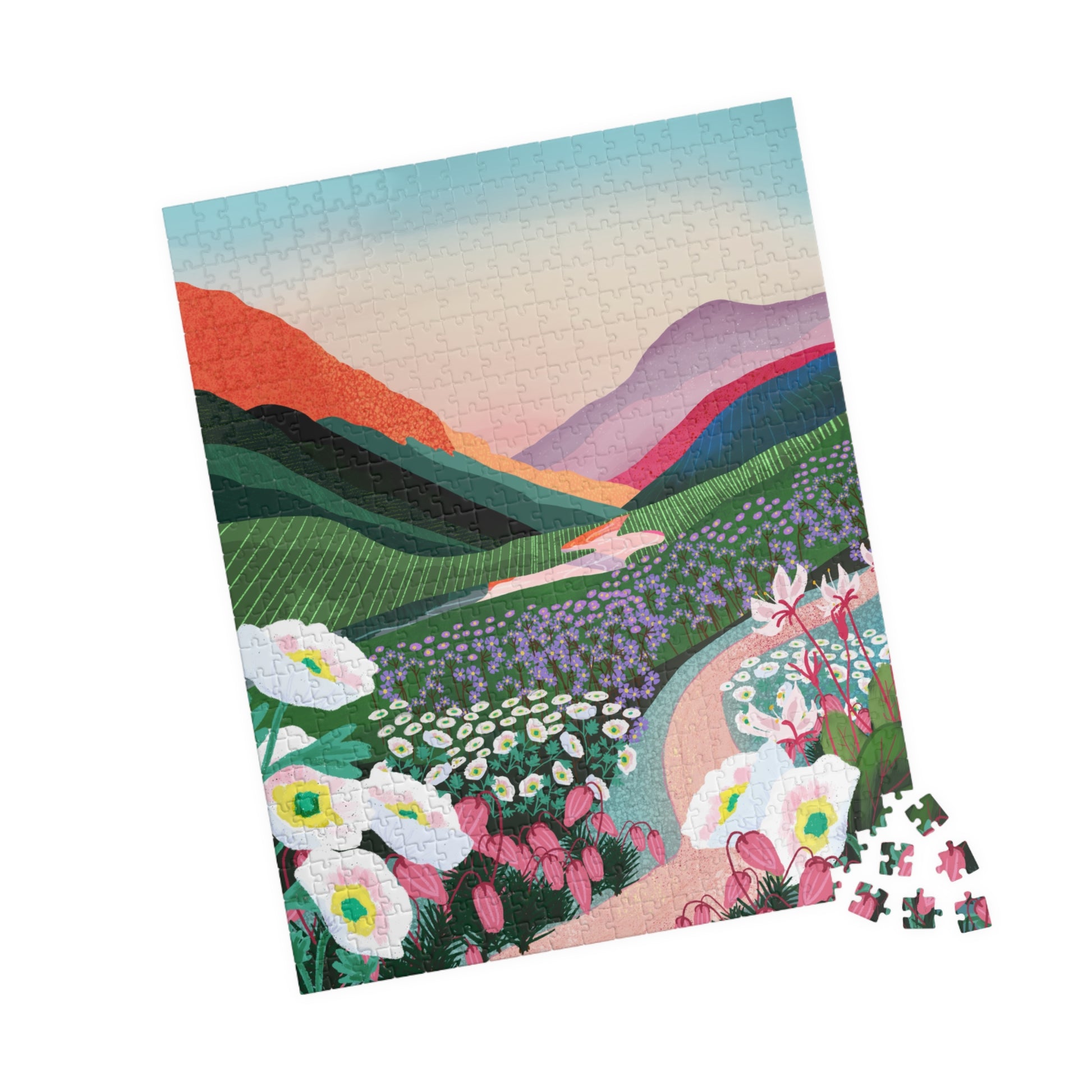 Detaljerad illustration av ett böljande nordiskt landskap med lavendelängar, vilda blommor i vitt och rosa samt gröna kullar mot en varm solnedgångshimmel